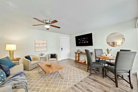 Modern and Spacious Retreat Steps from AT&T Stadium! Apartment in Arlington