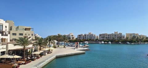 Property building, Nearby landmark, Restaurant/places to eat, Day, Neighbourhood, Natural landscape, Activities, On-site shops, Lounge or bar, Sea view, Street view, Supermarket/grocery shop, Shopping Area, Location