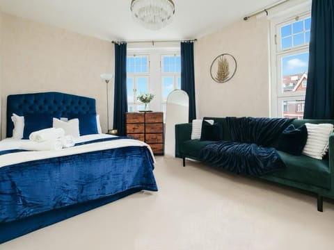 Bed, Seating area, Bedroom, hair dryier, heating, heating