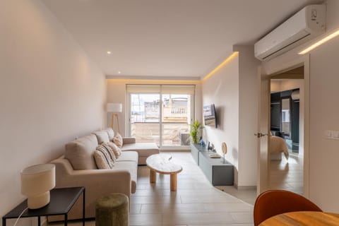 Communal lounge/ TV room, TV and multimedia, Seating area, air conditioner