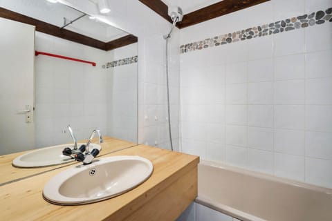 Ski-in Chalet-Style View Flat Apartment in Val Thorens