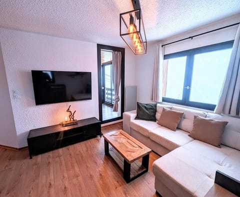 Dell Sierra, view, wifi, ski room, foot slopes Apartment in Isola