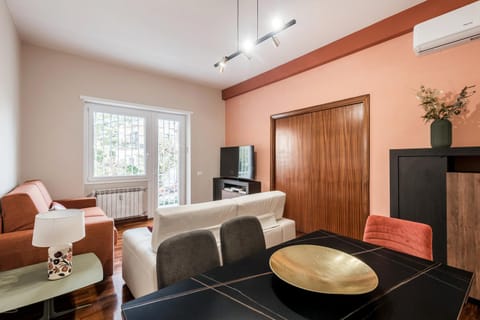 TV and multimedia, Living room, Seating area, internet, air conditioner