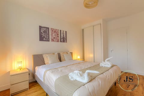 Bed, Photo of the whole room, Bedroom, towels, wardrobe