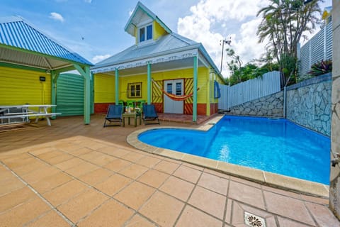 Property building, Patio, Day, Dining area, Pool view, Swimming pool, sunbed