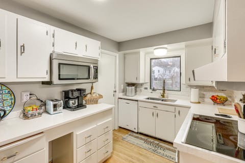 6 Mi to Dtwn Cozy Omaha Apt with Private Yard! Apartment in Omaha