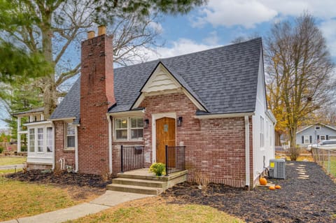 Walk to Downtown Frankfort Patio, Firepit and More! House in Indiana
