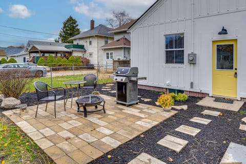 Walk to Downtown Frankfort Patio, Firepit and More! House in Indiana