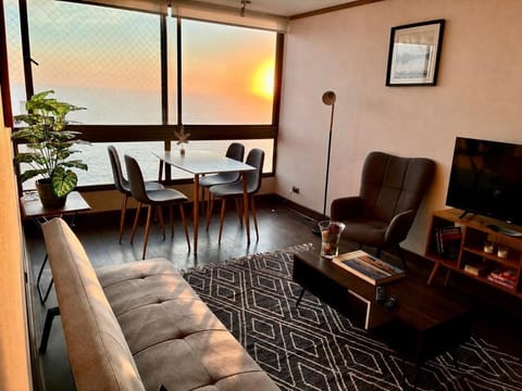Communal lounge/ TV room, Natural landscape, TV and multimedia, Living room, Dining area, Sea view, Sunset