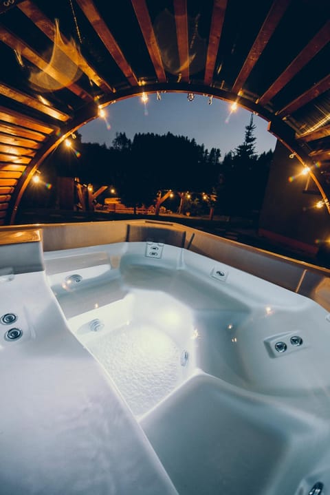 Night, Hot Tub