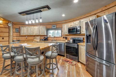 Mtn-View Retreat with Yard 4 Mi to Dtwn Lincoln House in Idaho