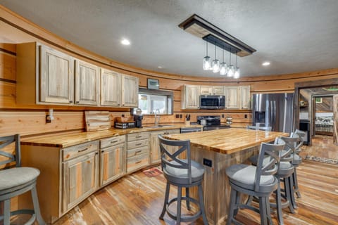 Mtn-View Retreat with Yard 4 Mi to Dtwn Lincoln House in Idaho