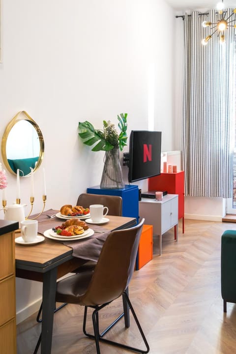 TV and multimedia, Living room, Food and drinks, Seating area, Dining area, Food