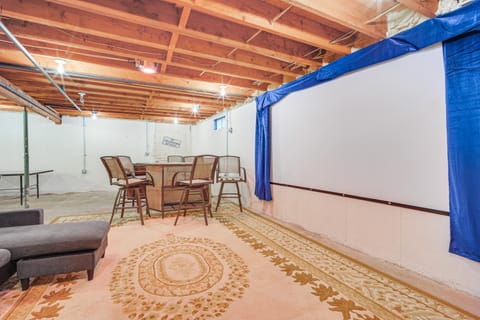 Bromley Mtn Outdoor Hub! Family Gem with Game Room House in Peru