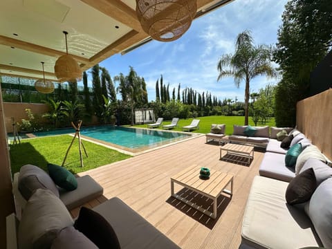 Day, Natural landscape, Garden, Living room, Garden view, sunbed