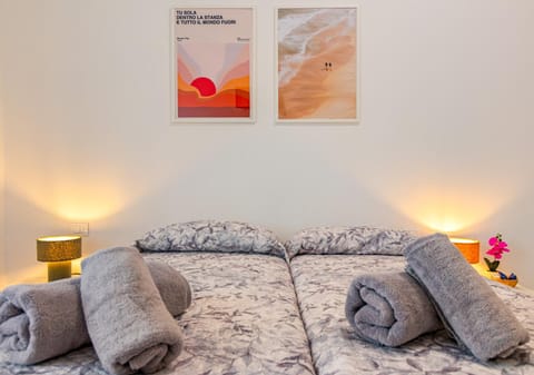 Bed, Photo of the whole room, Decorative detail, Bedroom, towels
