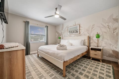 Waterfront Family & Pet Friendly for 8 2BR1BA House in Apollo Beach