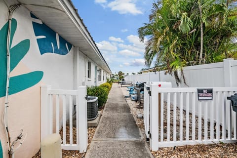 Waterfront Family & Pet Friendly for 8 2BR1BA House in Apollo Beach