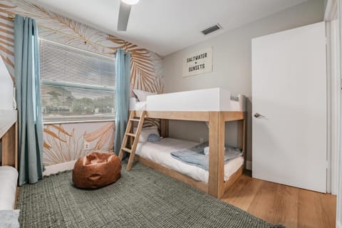 Waterfront Family & Pet Friendly for 8 2BR1BA House in Apollo Beach