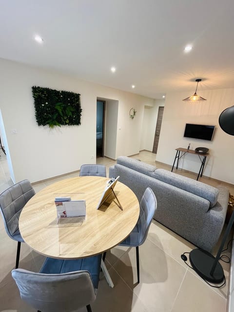 La Maison du Coin - T2 confortable, parking privée Apartment in Dole