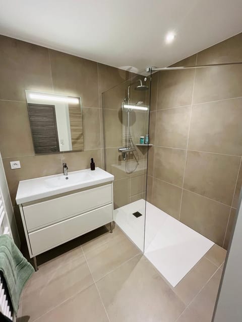 La Maison du Coin - T2 confortable, parking privée Apartment in Dole