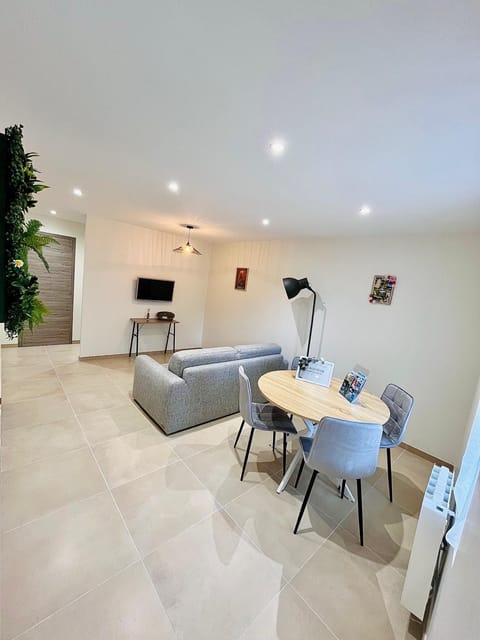 La Maison du Coin - T2 confortable, parking privée Apartment in Dole