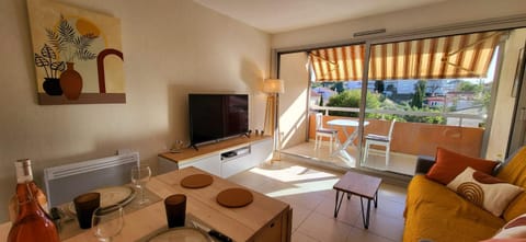 Communal lounge/ TV room, TV and multimedia, Seating area, Dining area