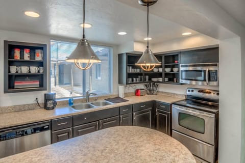 Kitchen or kitchenette, Dining area, kitchen