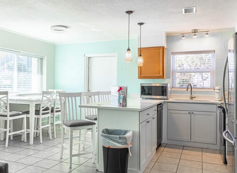 2 BR 2 BA Cottage Near Beach Villa in Okaloosa Island