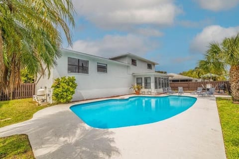 Pool Outdoor Dining Near Beach House in Largo