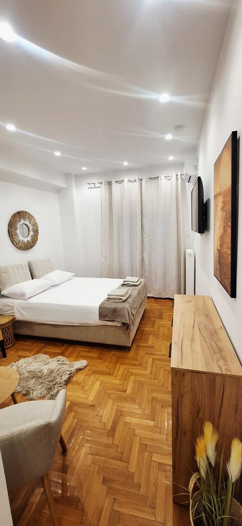 Bed, TV and multimedia, Photo of the whole room, Seating area, Bedroom