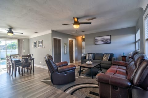 Coral Coastal Retreat House in Pinellas Park