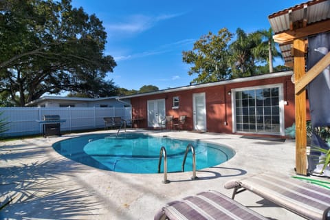 Coral Coastal Retreat House in Pinellas Park