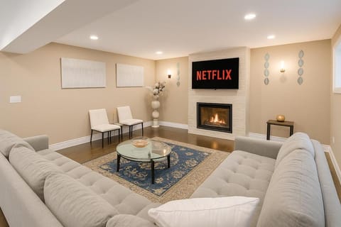 Executive 2BR Lower Suite Private & Spacious Close to USA Border Apartment in Windsor