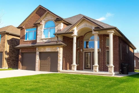 Executive 2BR Lower Suite Private & Spacious Close to USA Border Apartment in Windsor