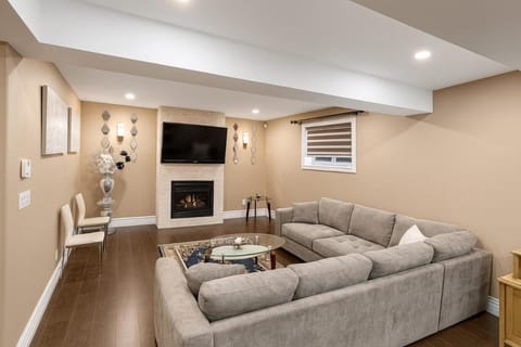 Executive 2BR Lower Suite Private & Spacious Close to USA Border Apartment in Windsor