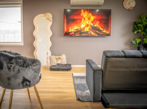 Communal lounge/ TV room, TV and multimedia, Living room, Seating area, Evening entertainment