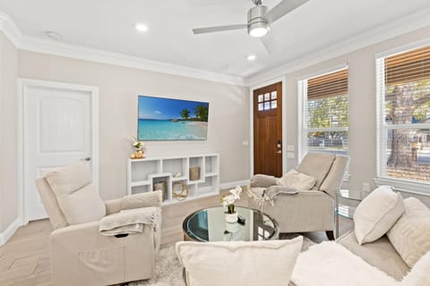 3BR Home Near Austin Airport & Downtown House in Montopolis