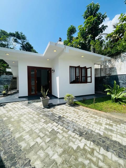 Property building, Day, Garden, Garden, Garden view