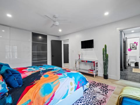 Toilet, Bed, TV and multimedia, Photo of the whole room, Bedroom