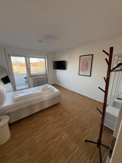 Bed, TV and multimedia, Photo of the whole room, Evening entertainment, Bedroom