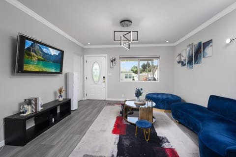 TV and multimedia, Living room, Seating area, Evening entertainment