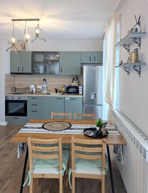 Coffee/tea facilities, Kitchen or kitchenette, Dining area, dishwasher, microwave, minibar, oven, stove