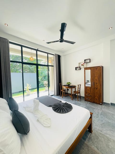 Bed, Photo of the whole room, Seating area, air conditioner