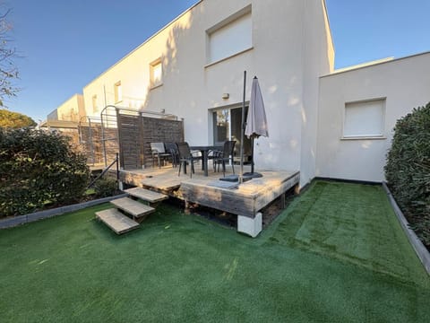 Patio, Dining area, Garden view, sunbed