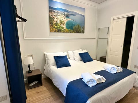 Bed, TV and multimedia, Photo of the whole room, Bedroom, heating, internet, safe, towels, wedding, air conditioner