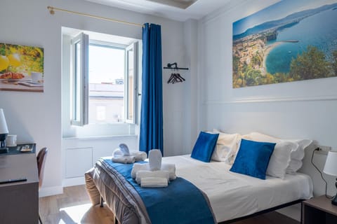 Bed, TV and multimedia, Photo of the whole room, Decorative detail, Bedroom, heating, internet, towels, air conditioner