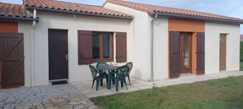 Property building, Patio, Facade/entrance, Balcony/Terrace, furniture
