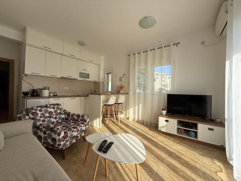 TV and multimedia, Kitchen or kitchenette, Living room, Seating area, Dining area