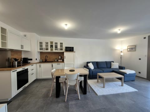 Kitchen or kitchenette, Living room, Seating area, Dining area, dishwasher, oven, stove